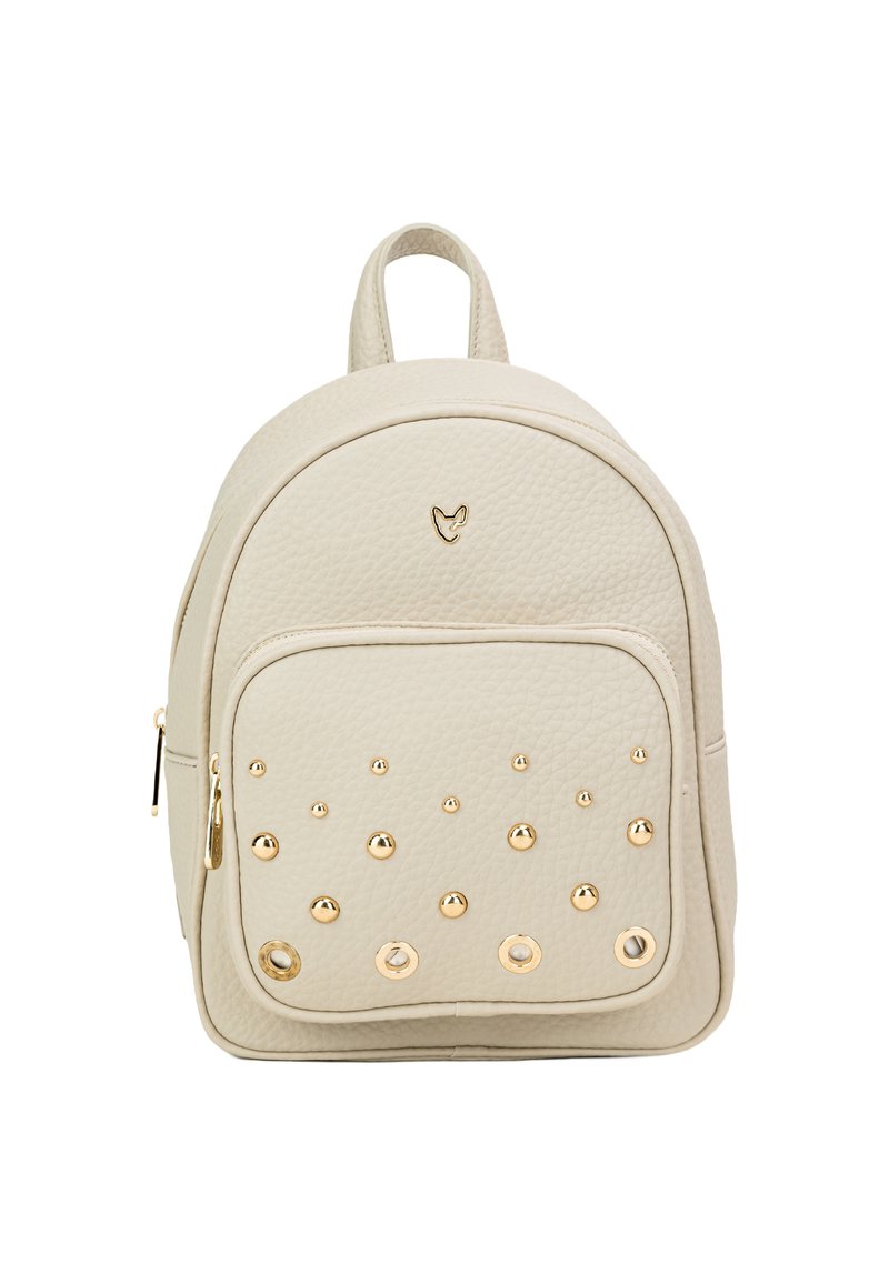 Zaino in finta pelle beige con forma arrotondata, dettagli in metallo dorato e tasca frontale adornata da borchie circolari. Due spallacci.