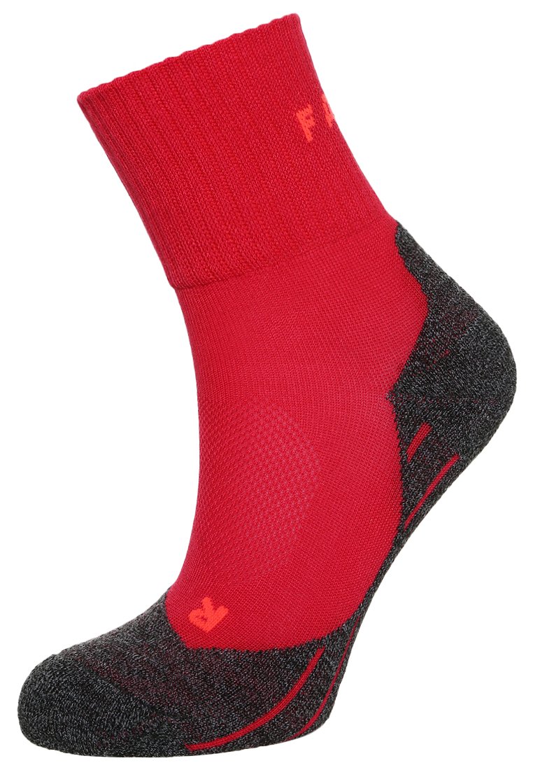 Röd ankelstrumpa med ribbad kant, med en tå och häl i grå och svart mönster. Inkluderar kontrasterande röda detaljer och logotyp.