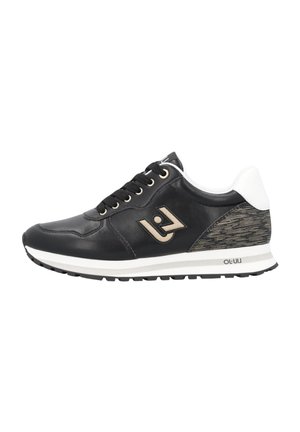 Sneaker in pelle nera con tacco bianco e pannello testurizzato con dettagli dorati. Presenta lacci neri e una suola intermedia bianca. Design con punta arrotondata.
