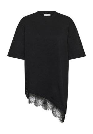 Haut noir asymétrique à manches courtes avec bordure en dentelle sur le côté le plus long et un col rond.