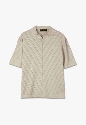 Beige polo shirt met korte mouwen en een V-hals, voorzien van een gemêleerd zigzagpatroon en een klein borstzakje. Gemaakt van een zacht breimateriaal.