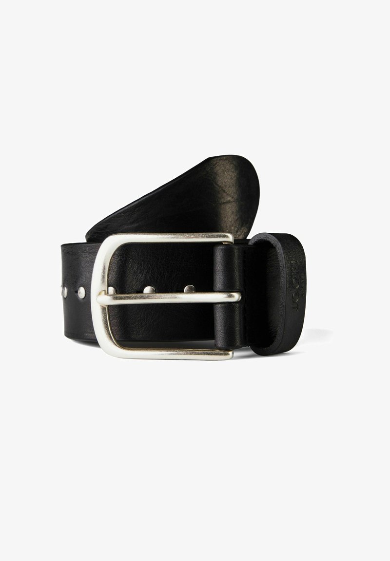 Zwarte leren riem opgerold met een zilverkleurige rechthoekige metalen gesp en meerdere metalen klinknagels, geïsoleerd op een witte achtergrond.