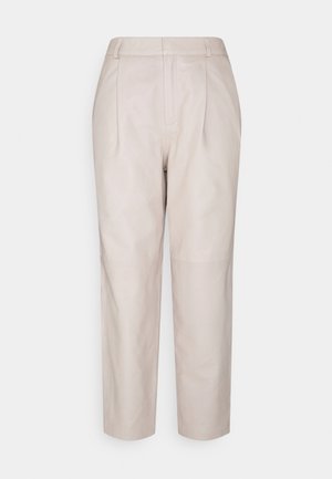 Lichtbeige leren broeken met een rechte pasvorm, voorzien van voorplooien en zijzakken. Vlotte textuur met een getailleerde tailleband.