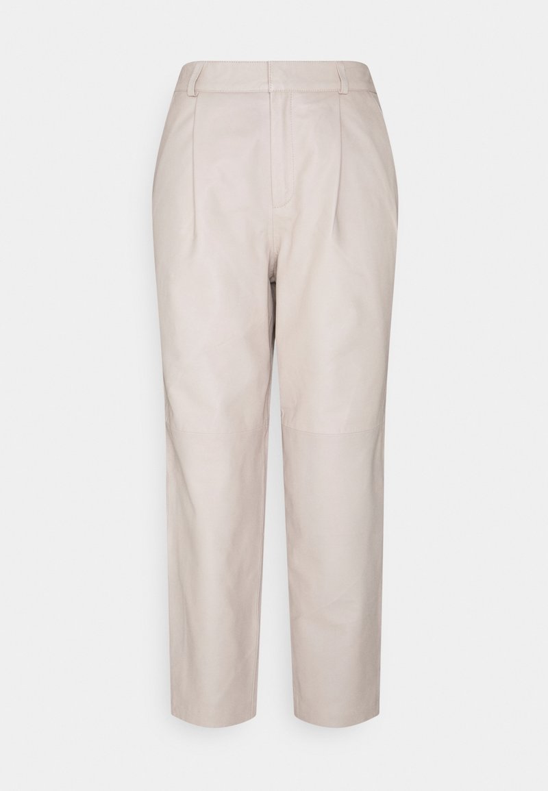 Helle beige Lederhose mit geradem Schnitt, ausgestattet mit Vorderfalten und Seitentaschen. Glatte Textur mit tailliertem Bund.