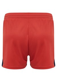 Pantalones cortos deportivos rojos en una tela suave y ligera, con un diseño de color sólido y acentos laterales en azul oscuro que contrastan, además de una cintura elástica.