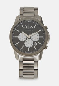 Ανδρικό αναλογικό ρολόι με ατσάλινο λουρί, μαύρο καντράν, τρεις δευτερεύουσες οθόνες, ασημένιους δείκτες ωρών και ένδειξη ημερομηνίας στις 6 η ώρα.