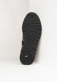 NeroGiardini Baskets basses - malto