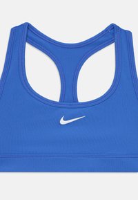 Sininen urheiluliivi, joka on valmistettu sileästä kankaasta ja jossa on racerback-muotoilu, sekä valkoinen Nike-logo edessä.
