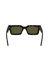 Sunglasses u obliku pravokutnika od kornjačevine s tamnozelenim staklima, debelim plastičnim okvirom i tankim nogicama. Imaju detalj metalnih šarki.