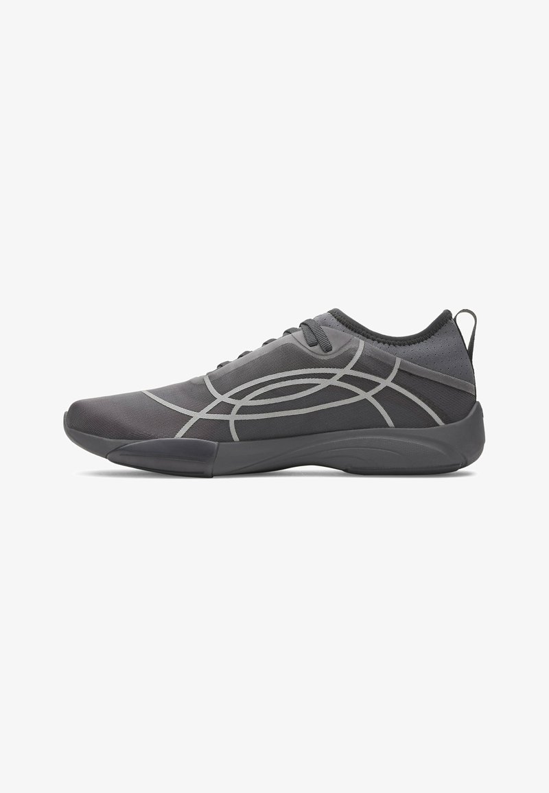 Zapatilla deportiva gris con material sintético liso, punta redondeada, acentos texturizados y un diseño aerodinámico con líneas en gris claro.