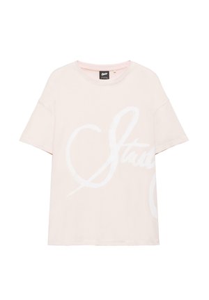 Svetloružové tričko s krátkym rukávom, s veľkým bielym nápisom naprieč prednou časťou a okrúhlym výstrihom.