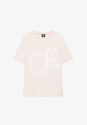 T-shirt rose clair à manches courtes avec un grand texte manuscrit blanc sur le devant et un col rond.