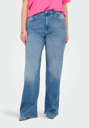 Jeans en denim bleu clair avec une coupe droite et une taille haute, dotés de passants de ceinture, de cinq poches et d'un léger effet délavé.
