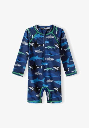 Costume da bagno blu navy con maniche lunghe, caratterizzato da un motivo a squali. Il tessuto è liscio ed elastico, con dettagli verdi e una cerniera frontale.