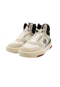 Höga sneakers med övre del i vitt läder och grå mocka, svarta textilaccenter och en strukturerad gummisula med detaljer i vinröd.