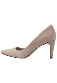 Beżowy zamszowy but na wysokim obcasie ze spiczastym noskiem i odkrytymi bokami, o smukłym kształcie i teksturowanej powierzchni, z umiarkowanym obcasem typu szpilka.