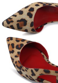 Szpilki w panterkę z ostrymi noskami. Posiadają wycięcia po bokach, czerwone wnętrze i gładką teksturę. Czarny i brązowy wzór na beżowej bazie.