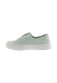 Zapatillas de lona verde menta con una suela de goma blanca, punta redonda y diseño de lazada con cinco ojales. Suela texturizada para mayor agarre.