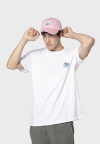 Kaotiko LOOK INSIDE UNISEX - Triko s potiskem - white