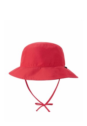 Czerwony kapelusz typu bucket z szerokim rondem i paskiem pod brodą związanym na kokardkę, zaprojektowany do ochrony przed słońcem.