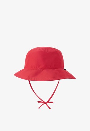 Czerwony kapelusz typu bucket z szerokim rondem i paskiem pod brodą związanym na kokardkę, zaprojektowany do ochrony przed słońcem.