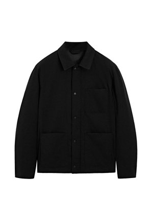 Schwarze Knopfjacke mit Kragen, langen Ärmeln und drei Vorderentaschen, auf einem weißen Hintergrund präsentiert.