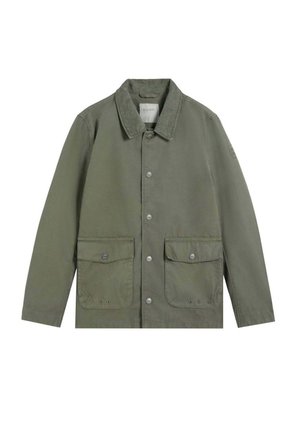 Chaqueta abotonada de color verde oliva con cuello de pana, dos bolsillos delanteros con solapa y botones, y mangas largas.