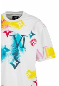 Korte mouwen, wit T-shirt met kleurrijke abstracte ontwerpen, voorzien van zwarte en blauwe letters en geometrische patronen in geel en roze.