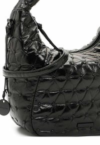 Borsa a tracolla nera trapuntata realizzata in materiale lucido con un design arrotondato. Caratterizzata da dettagli chiodati e una tracolla.