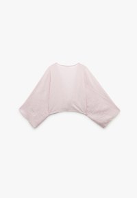 Lys pink cropped kimono-stil top lavet af tekstureret stof, der har brede ærmer og et åbent rygdesign.