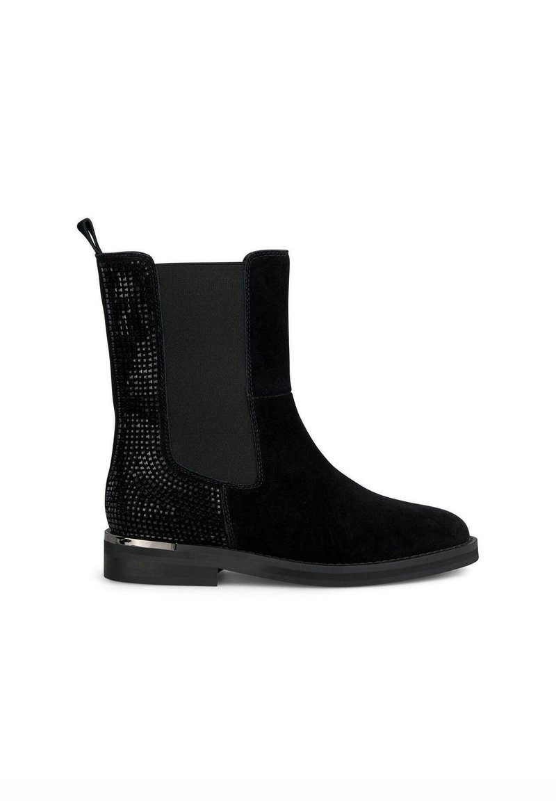 Czarne botki za kostkę z zamszową górą, elastycznymi bocznymi panelami i teksturowanym czarnym wzorzystym tyłem. Płaska podeszwa z metalicznym akcentem na pięcie.