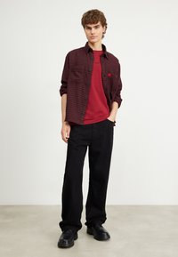 BOSS TCHUP - T-shirts - open red