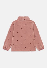 Pullover in pile di morbido rosa con motivi a forma di cuore scuri. Presenta un colletto alto e polsini elasticizzati per una vestibilità aderente.