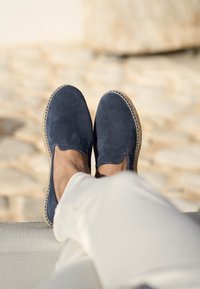 Marineblaue Wildleder-Espadrilles zum Hineinschlüpfen mit einer gewebten Jutsohle, ausgestattet mit einer abgerundeten Spitze und minimalen Nahtdetails an den Rändern.