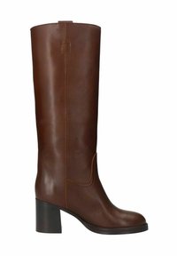 Botte en cuir marron montante, avec un bout rond, un talon carré et un détail de couture contrastante le long de la couture. Texture lisse.