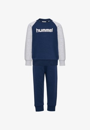 Marineblauer Sweatshirt mit grauen Raglan-Ärmeln, ausgestattet mit einem weißen "hummel" Logo. Kombiniert mit passenden marineblauen Jogginghosen aus weichem Baumwollmaterial.