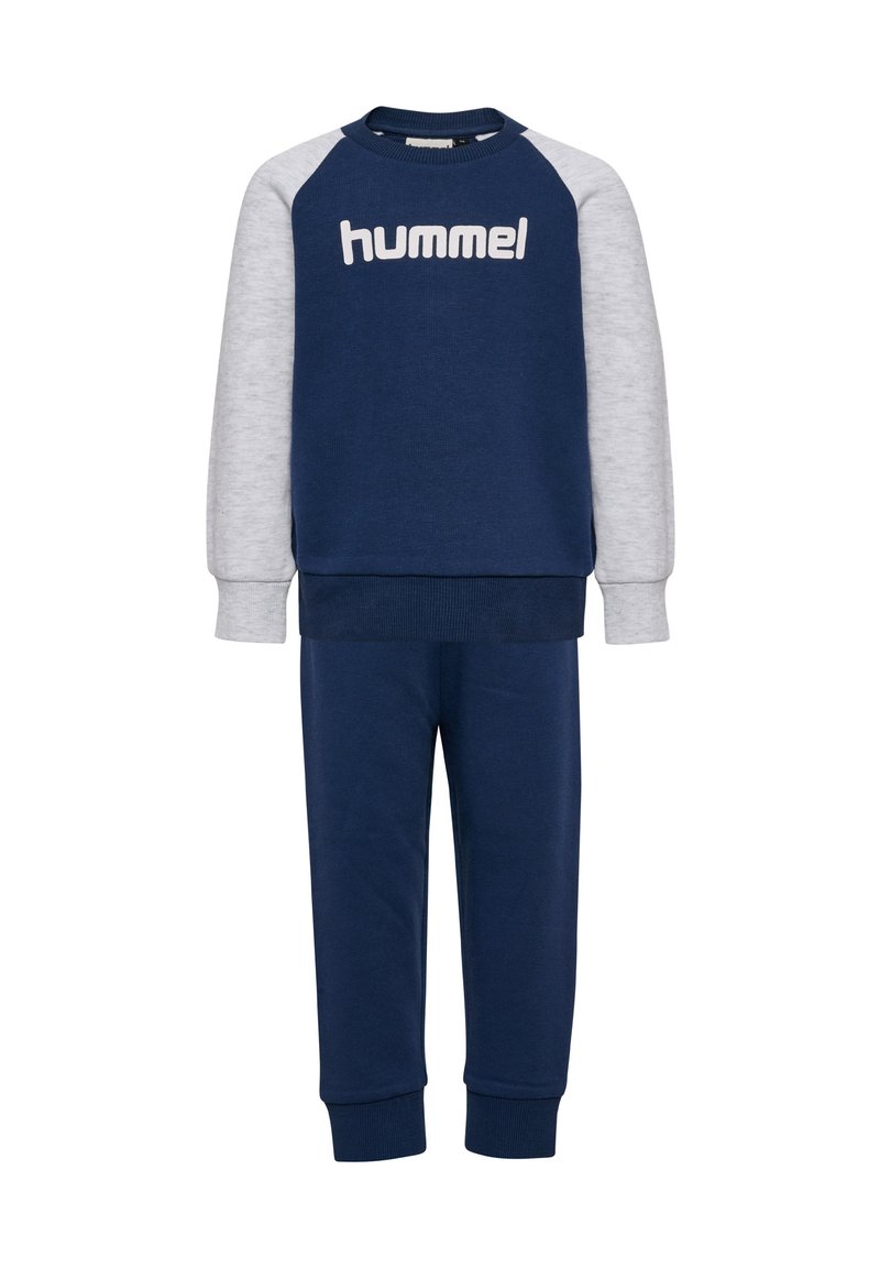 Granatowy sweatshirt z szarymi rękawami raglanowymi, z białym logo "hummel". W połączeniu z pasującymi granatowymi dresami, wykonanymi z miękkiego bawełnianego materiału.
