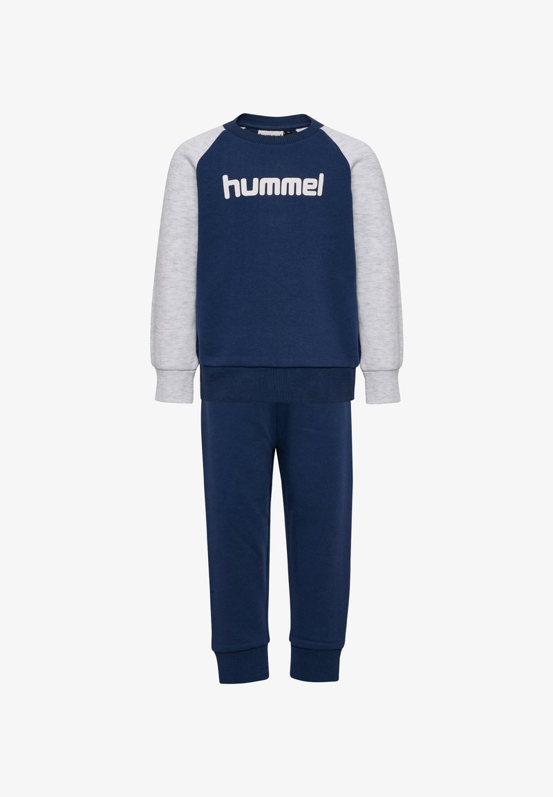Marineblauwe sweatshirts met grijze raglanmouwen, voorzien van het witte 'hummel' logo. Gecombineerd met bijpassende marineblauwe joggers, gemaakt van zacht katoen.