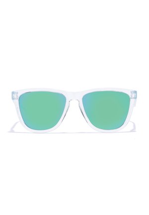 Sonnenbrille mit klaren Kunststoffrahmen und grünen Verlaufsgläsern, die eine retro Form und eckige Ecken aufweisen. Keine sichtbare Markenkennzeichnung.