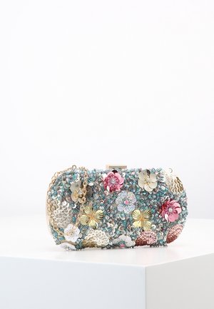 Clutch taske dækket af flerfarvede pailletter og perler med metalliske blomstermotiver og en guldkæde på en hvid overflade.
