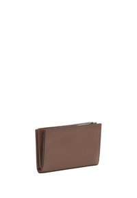 Bruine leren portemonnee met een gladde textuur, met een vouw-over ontwerp en zichtbare stiksels langs de randen. Compacte en rechthoekige vorm.