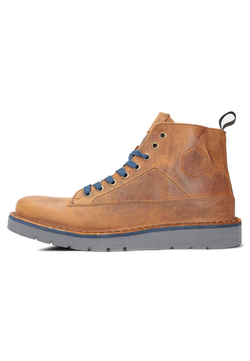 Stivali ankle in pelle marrone con lacci blu, suola in gomma grigia, dettaglio esagonale e cuciture lungo il bordo della suola.