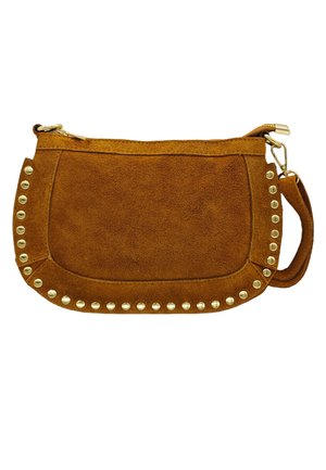 Pochette en daim marron avec des clous dorés le long des bords et une bandoulière amovible avec fermeture éclair et détails dorés.