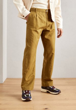 STRAIGHT PLEAT - Pantalones - olive