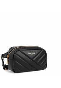 Sac en cuir noir matelassé de forme rectangulaire, fermeture à glissière dorée et accent en métal avec logo. Bandoulière ajustable incluse.