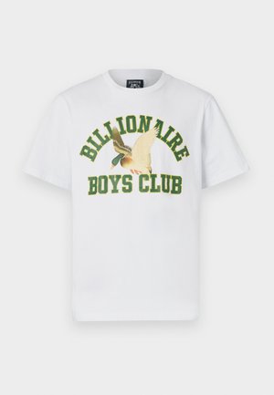 Witte katoenen t-shirt met groene en gele tekst "BILLIONAIRE BOYS CLUB" boven een eend-graphic. Korte mouwen, ronde halsontwerp.