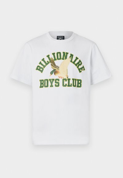 Λευκό βαμβακερό μπλουζάκι με πράσινο και κίτρινο κείμενο "BILLIONAIRE BOYS CLUB" πάνω από μια γραφική παράσταση με πάπια. Κοντά μανίκια, σχέδιο με στρογγυλή λαιμόκοψη.