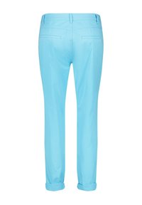 Himmelsblå byxor med rak passform, två bakfickor och upprullade muddar för en avslappnad look. Slät tygstruktur.