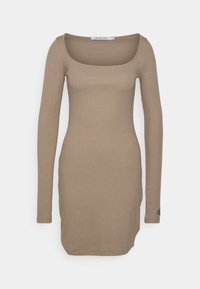 Abito a maniche lunghe a coste di colore beige, con scollatura quadrata e design aderente, caratterizzato da un logo accentato sulla manica.