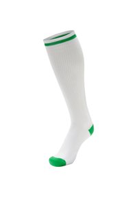 Calze bianche fino al ginocchio con accenti verdi in cima e sulla punta. Presentano una texture a coste e una forma aderente per il comfort.